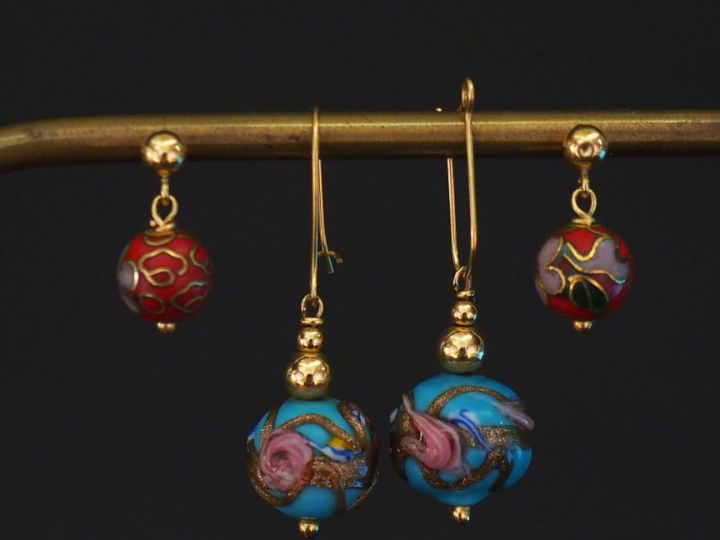 Ensemble comprenant :  - une paire de perce-oreilles en or jaune, à dé