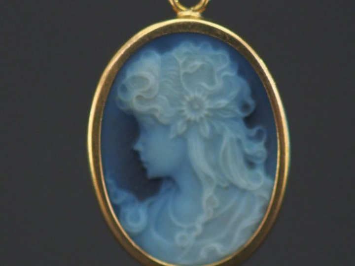 Pendentif de forme ovale en or jaune et composition, figurant une jeun