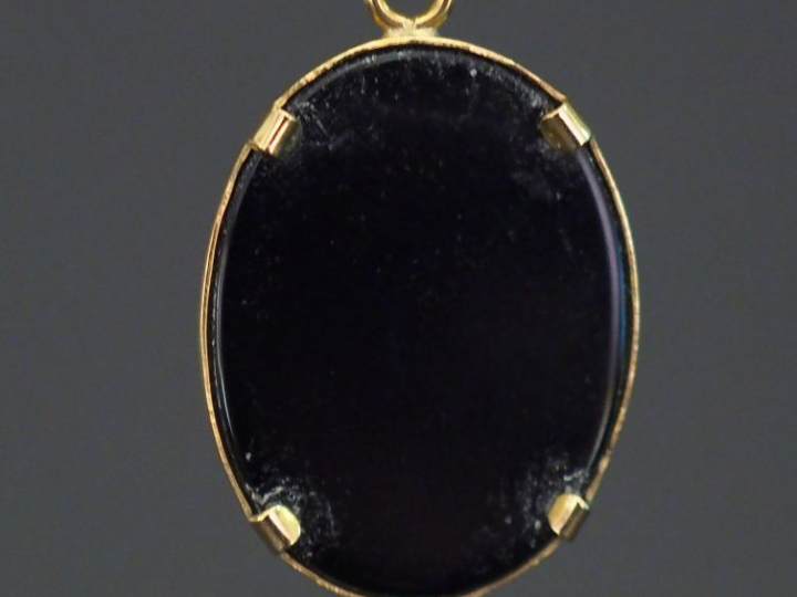 Pendentif de forme ovale en or jaune et composition, figurant une jeun