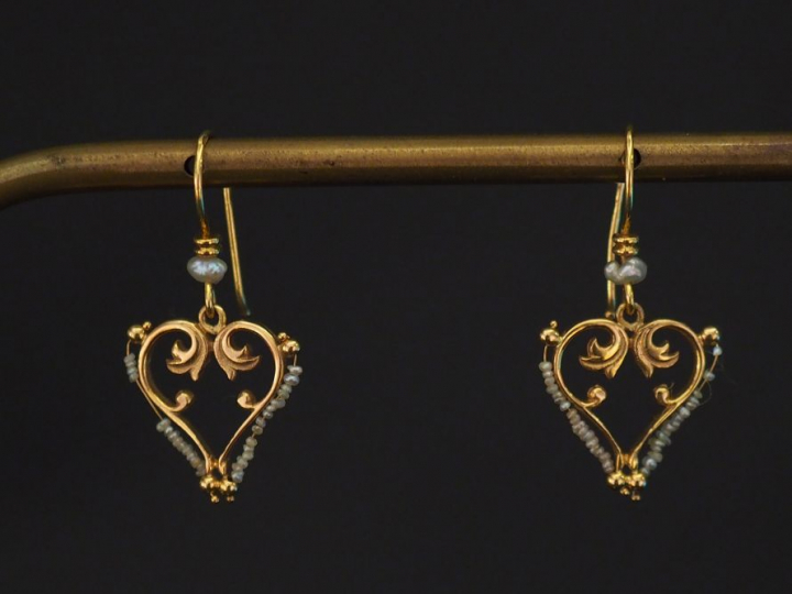 Paire de perce-oreilles en or jaune et petites perles blanches de form