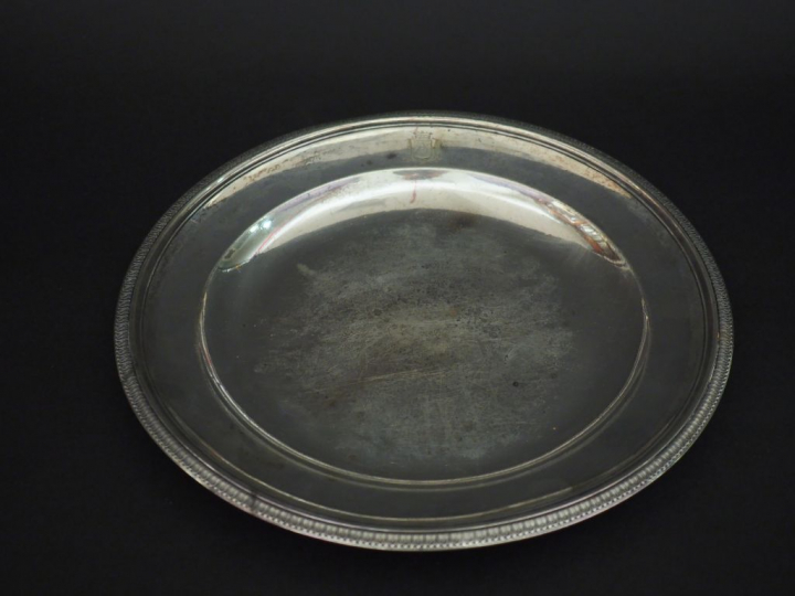 Plat rond fin XVIIIème - début XIXème, poinçon au Coq, à décor d'une f