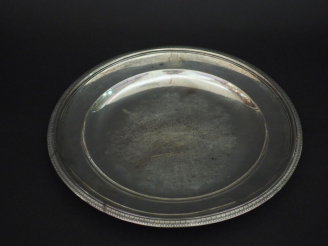 Vente aux enchères Plat rond fin XVIIIème - début XIXème, poinçon au Coq, à décor d'une f