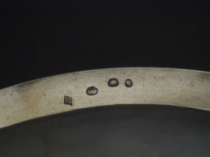 Plat rond fin XVIIIème - début XIXème, poinçon au Coq, à décor d'une f