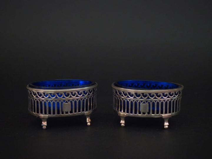 Paire de salerons XVIIIème en argent, à décor ajouré d’arcatures et de