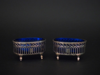 Vente aux enchères Paire de salerons XVIIIème en argent, à décor ajouré d’arcatures et de