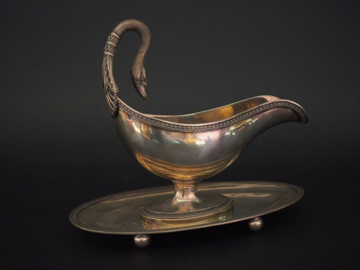 Saucière et son présentoir Restauration de style Empire en argent, poi