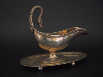Vente aux enchères Saucière et son présentoir Restauration de style Empire en argent, poi