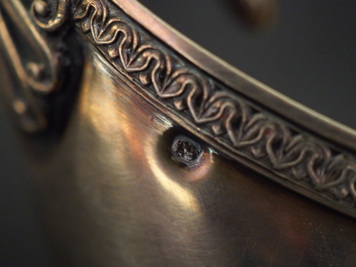 Saucière et son présentoir Restauration de style Empire en argent, poi