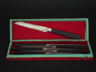 Vente aux enchères Suite de six couteaux à fruit Restauration, lame argent poinçon Vieill