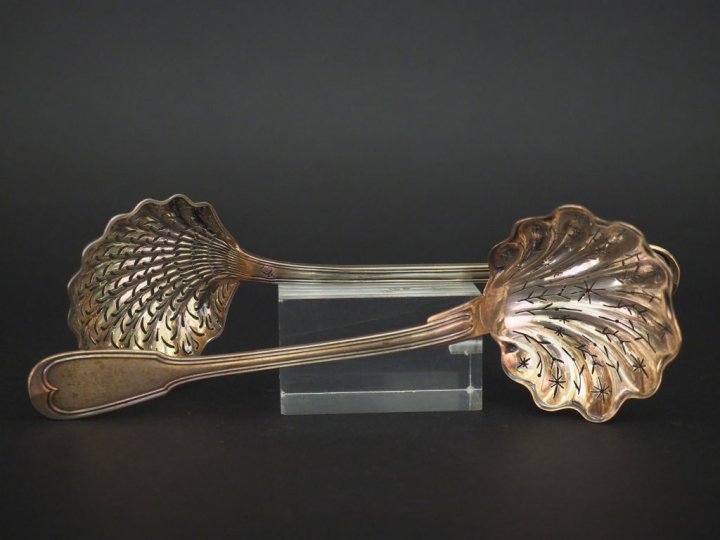 Cuillère à saupoudrer Restauration en argent, poinçon Vieillard, modèl