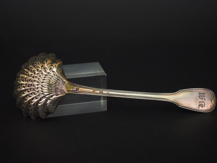 Cuillère à saupoudrer Restauration en argent, poinçon Vieillard, modèl
