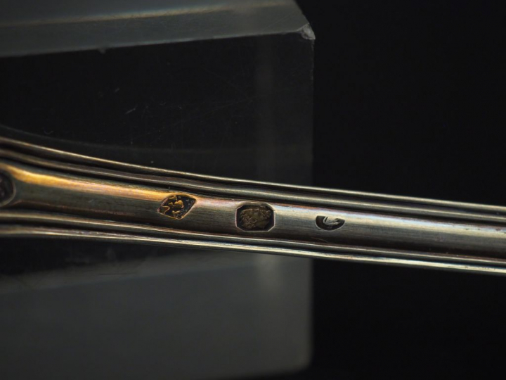 Cuillère à saupoudrer Restauration en argent, poinçon Vieillard, modèl