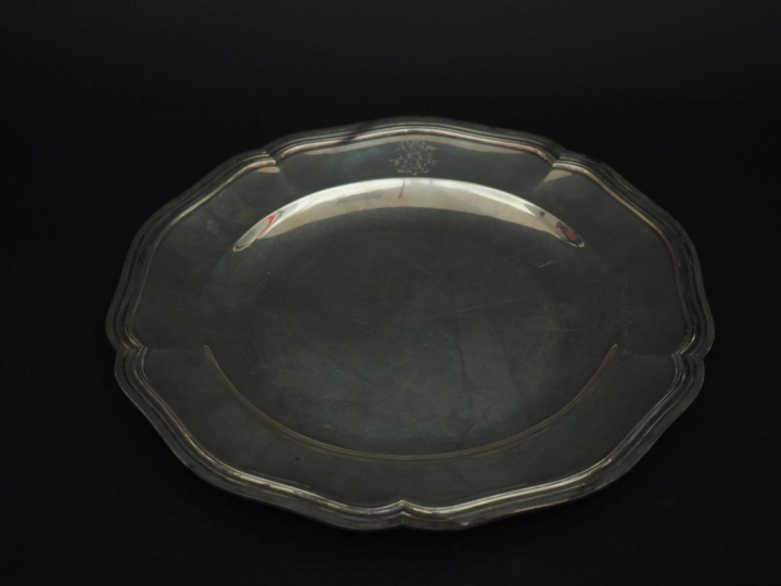 Grand plat rond de style Louis XV en argent, poinçon Minerve, à modèle