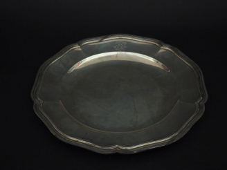 Vente aux enchères Grand plat rond de style Louis XV en argent, poinçon Minerve, à modèle