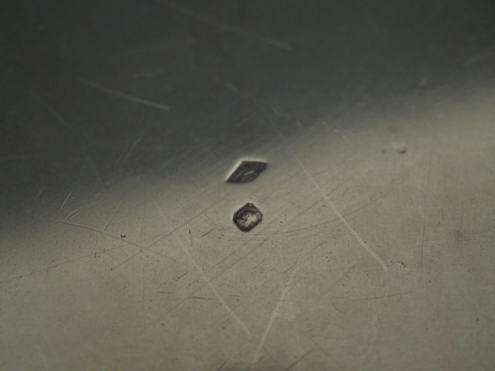 Grand plat rond de style Louis XV en argent, poinçon Minerve, à modèle