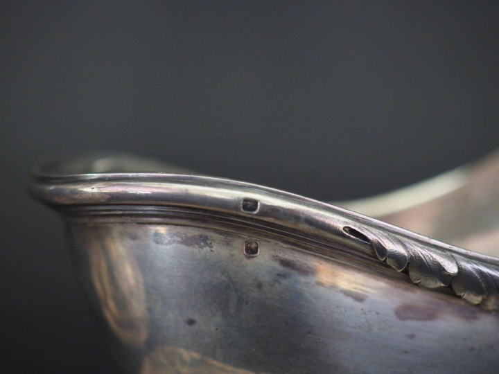 Paire de saucière de style Louis XV en argent, poinçon Minerve, à déco