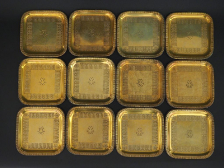 Suite de douze petites assiettes carrées en vermeil, poinçon Minerve, 