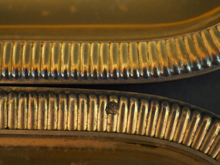 Suite de douze petites assiettes carrées en vermeil, poinçon Minerve, 