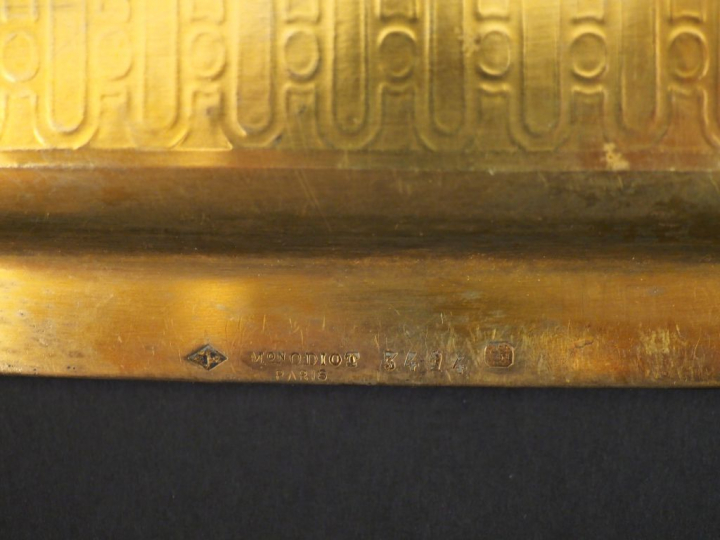 Suite de douze petites assiettes carrées en vermeil, poinçon Minerve, 