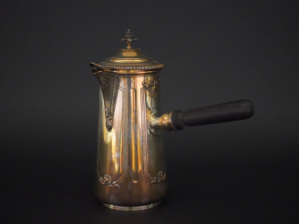 Vente aux enchères Chocolatière de style Louis XV en argent, poinçon Minerve, à décor de 