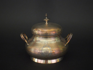 Vente aux enchères Sucrier en argent, poinçon Minerve, à décor de cartouche monogrammé su