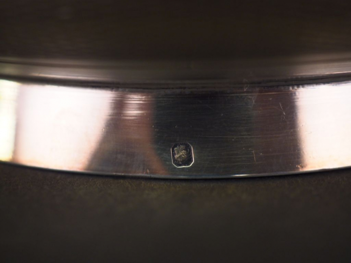 Sucrier en argent, poinçon Minerve, à décor de cartouche monogrammé su