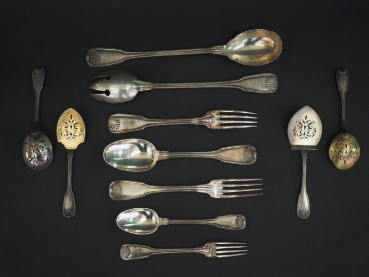 Partie de ménagère en argent, poinçon Minerve, modèle à double coquill