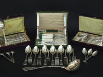 Vente aux enchères Partie de ménagère en argent, poinçon Minerve, à décor d'entrelacs et 