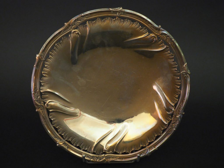 Coupe sur talon de style Louis XV en argent, poinçon Minerve, à décor 