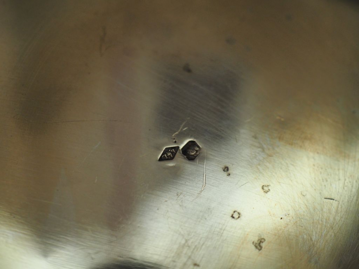 Coupe sur talon de style Louis XV en argent, poinçon Minerve, à décor 