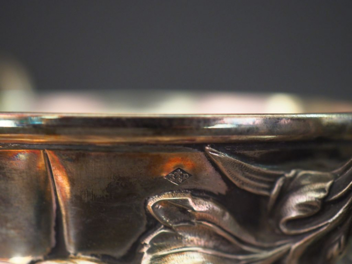 Sucrier de style Art Nouveau en argent, poinçon Minerve, à décor d'iri