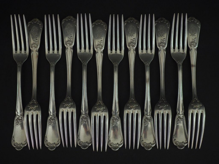 Suite de douze grandes fourchettes de style Louis XV en argent, poinço