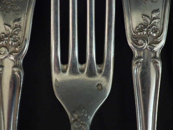 Suite de douze grandes fourchettes de style Louis XV en argent, poinço