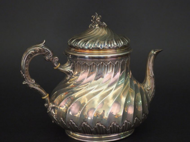 Théière de style Louis XV en argent, à décor de côtes torse. Anse et b