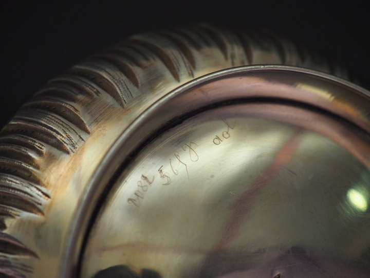 Théière de style Louis XV en argent, à décor de côtes torse. Anse et b