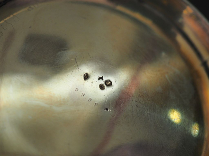 Théière de style Louis XV en argent, à décor de côtes torse. Anse et b