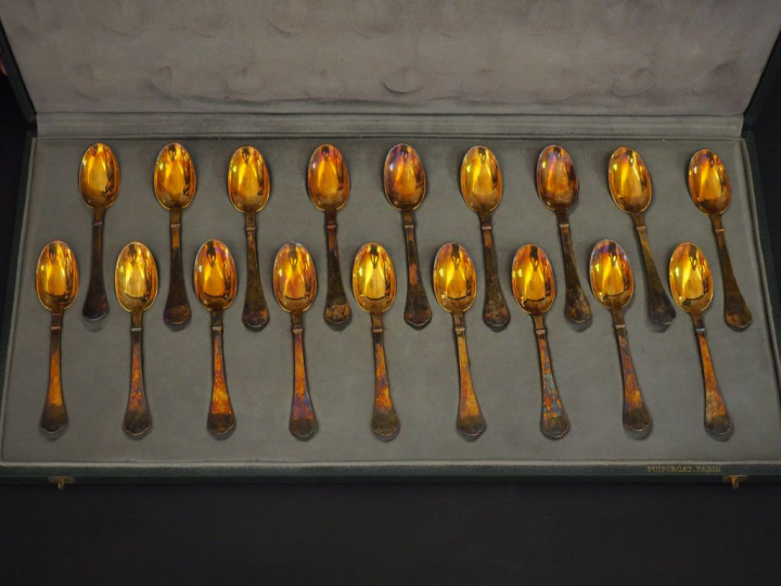 Suite de dix-huit cuillères à café en vermeil, poinçon Minerve, à déco