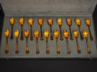Vente aux enchères Suite de dix-huit cuillères à café en vermeil, poinçon Minerve, à déco