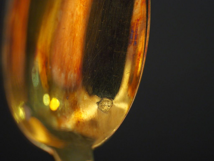 Suite de dix-huit cuillères à café en vermeil, poinçon Minerve, à déco