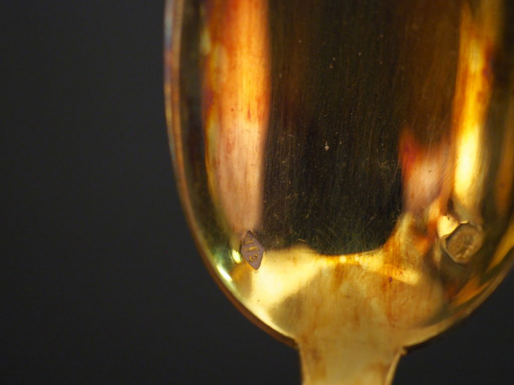 Suite de dix-huit cuillères à café en vermeil, poinçon Minerve, à déco