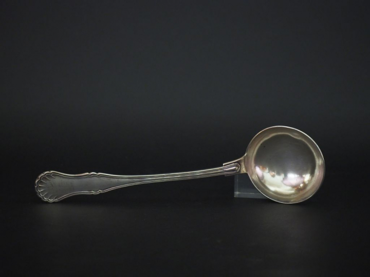 Louche en argent, poinçon Minerve, à décor de coquille. Monogrammée.  