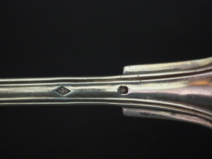 Louche en argent, poinçon Minerve, à décor de coquille. Monogrammée.  