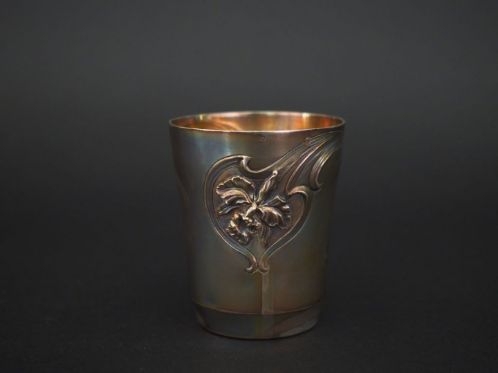 Timbale de style Art Nouveau, à décor au repoussé d'iris.  Poids. 7,5 