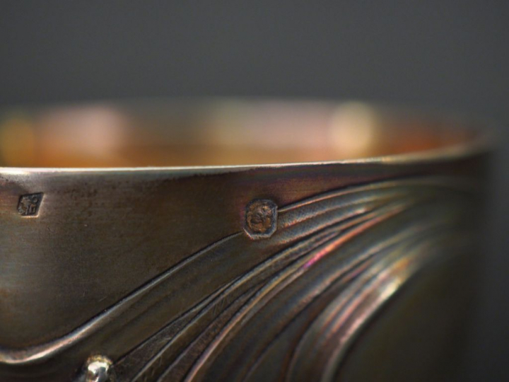 Timbale de style Art Nouveau, à décor au repoussé d'iris.  Poids. 7,5 