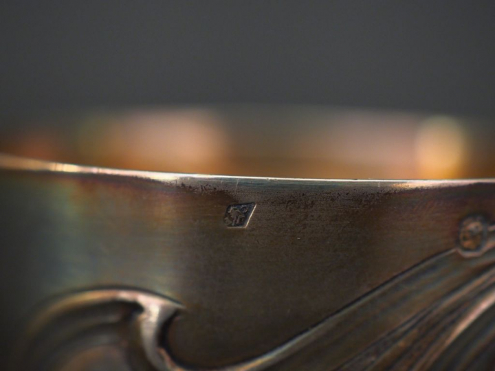 Timbale de style Art Nouveau, à décor au repoussé d'iris.  Poids. 7,5 