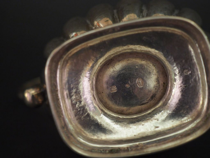 Pichet sur piédouche en argent, à décor de godrons.  Anse à enroulemen