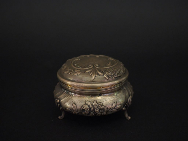 Sucrier tripode de style Louis XV en argent, poinçon Minerve, à décor 