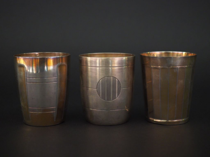 Ensemble comprenant :  - une timbale de style Art déco en argent, poin