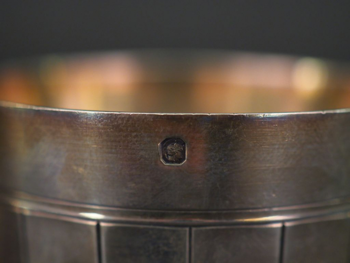 Ensemble comprenant :  - une timbale de style Art déco en argent, poin