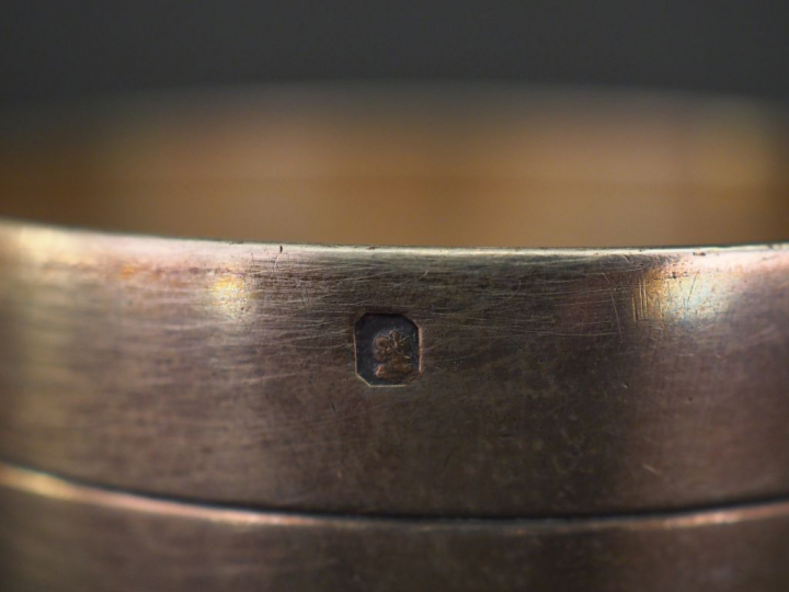 Ensemble comprenant :  - une timbale de style Art déco en argent, poin